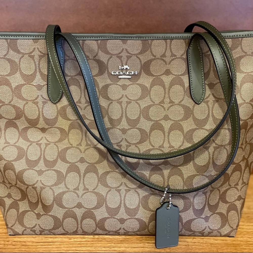 BRAND NEW! COACH TOTE. Signature print!